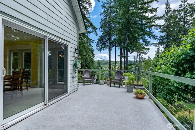 Large deck with sliders