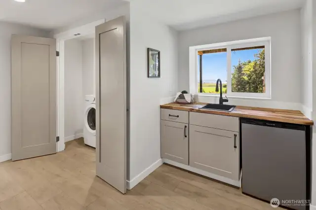 The lower level has its own entrance and interior stairs. It also has a bar fridge and sink...kitchenette...and new washer/dryer