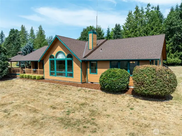 Front of the home looking SE to the mountains