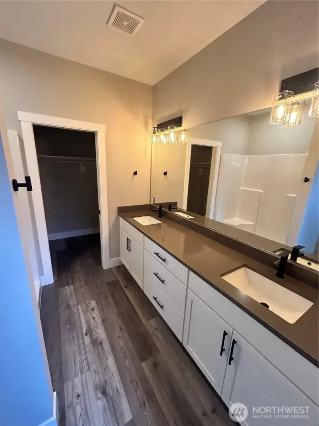 Double vanity sinks with lots of room! *previous build