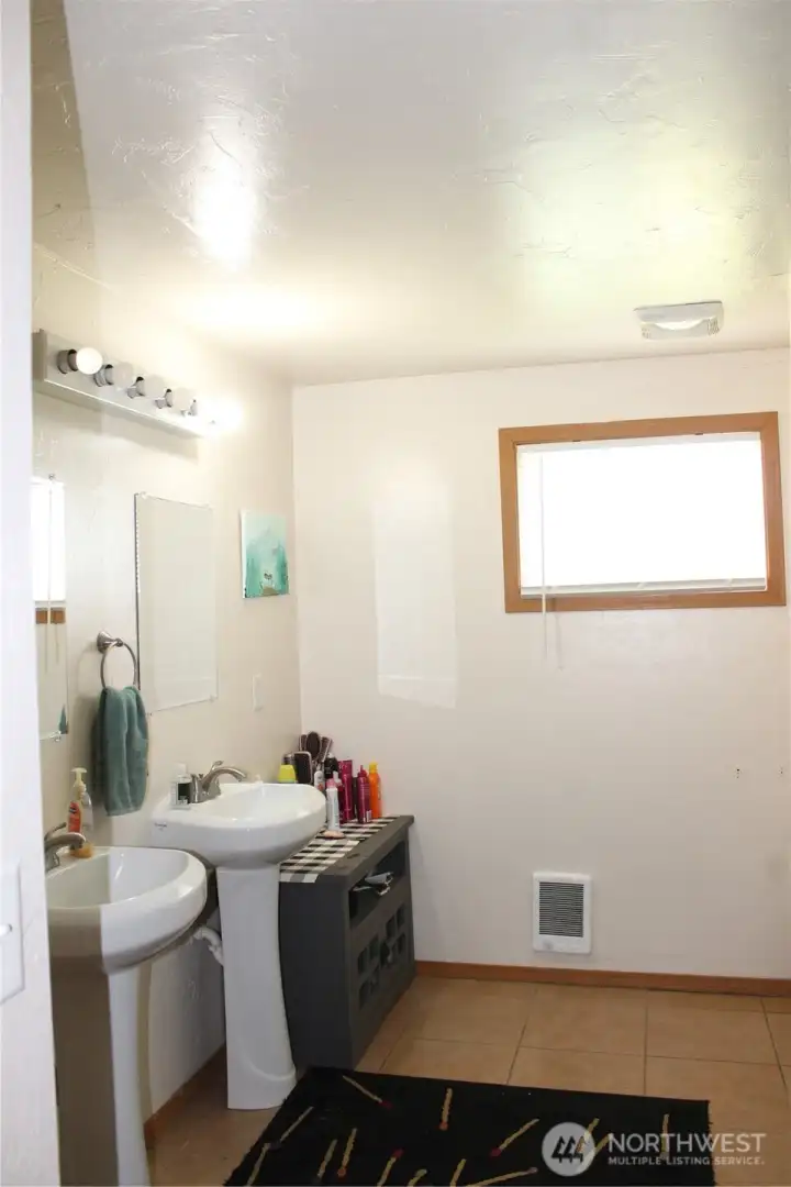 Main Bathroom - Full