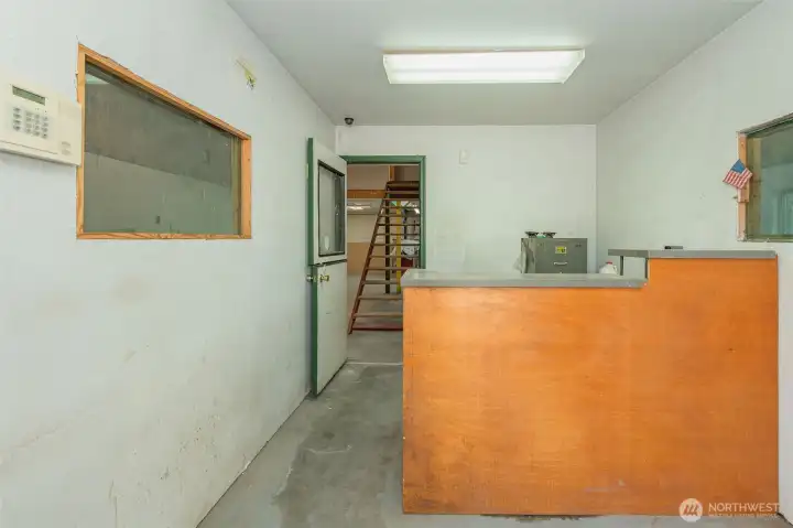 Shop entry / Office space