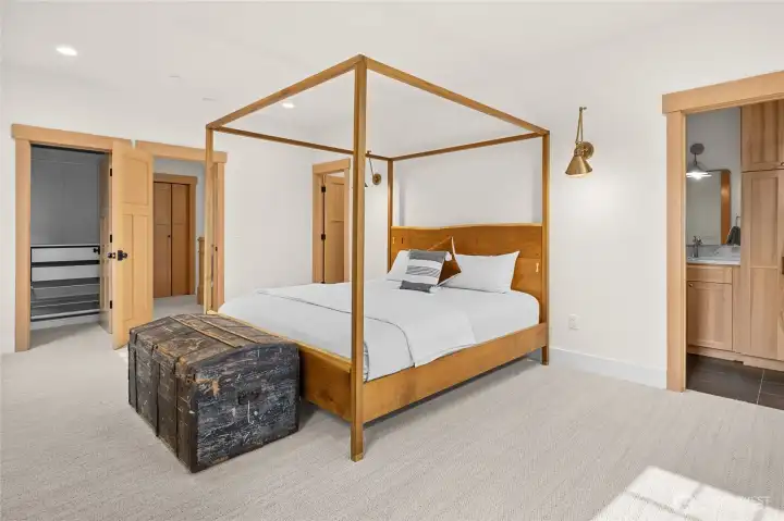 Upstairs ensuite bedroom