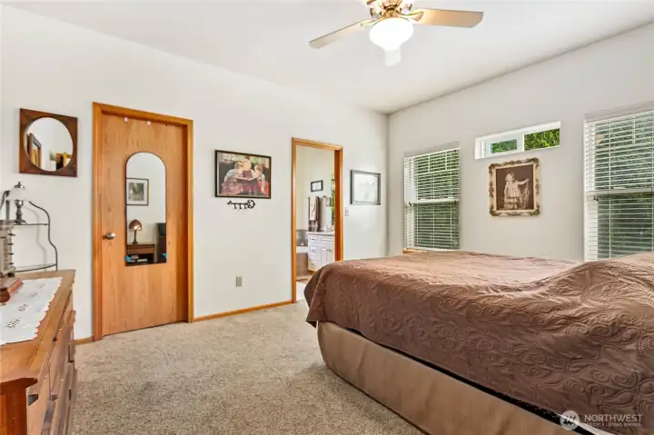 Doors to en suite and walk-in closet