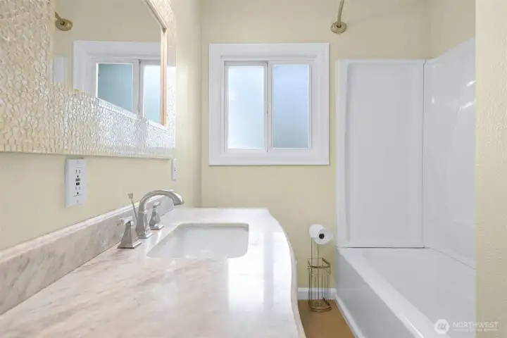 Main floor full bathroom