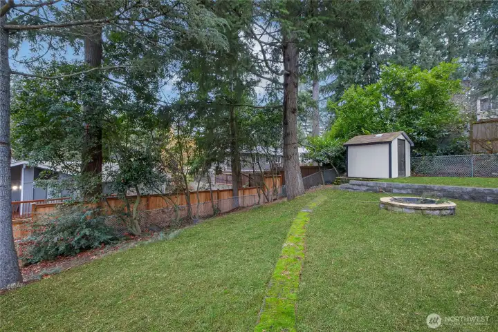 Back yard, fully fenced. (yard/green was virtually enhanced)