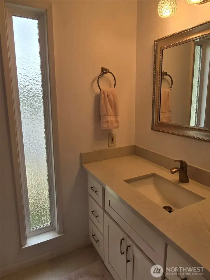 primaary ensuite bath with window