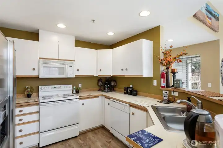 So much room for all your appliances or wine bottles