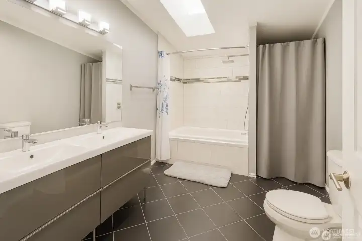 Primary bathroom suite, complete with dual vanity and jetted tub!