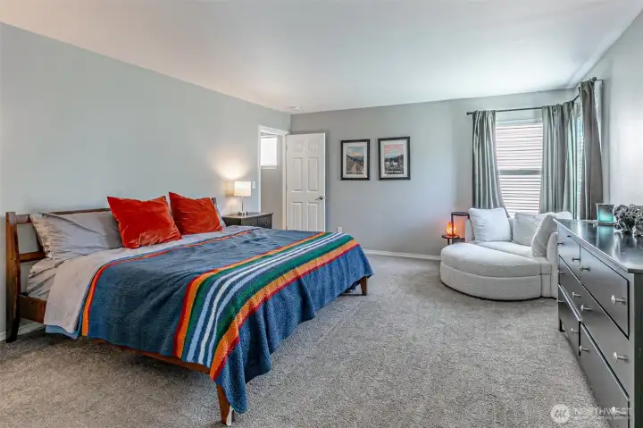 King sized primary suite with private bathroom & walk in closet.