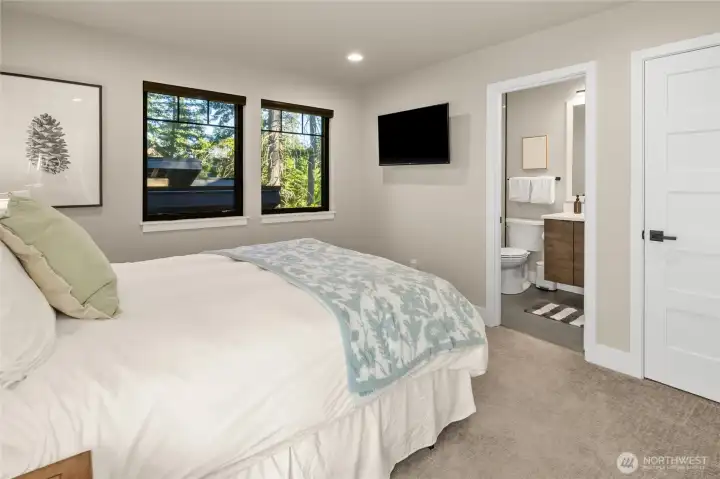 Upstairs ensuite bedroom 2