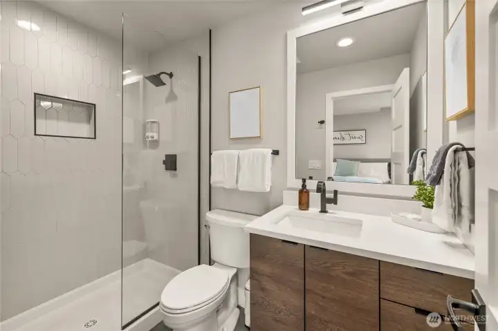 Upstairs ensuite bedroom 2