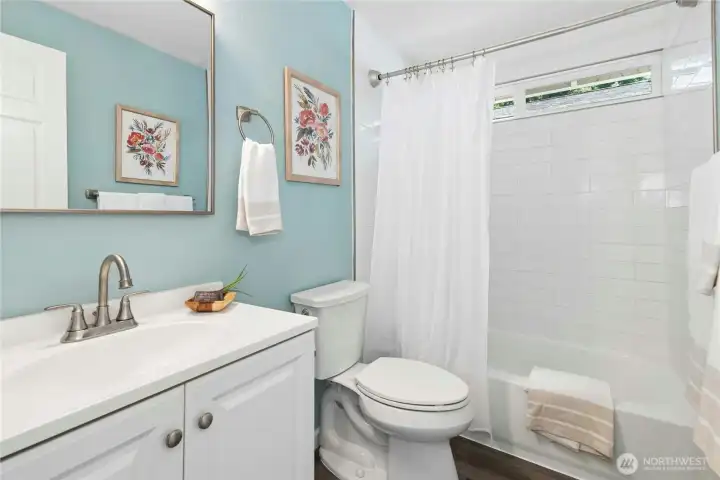 Full bath to service the addtitional 2 bedrooms upstairs.