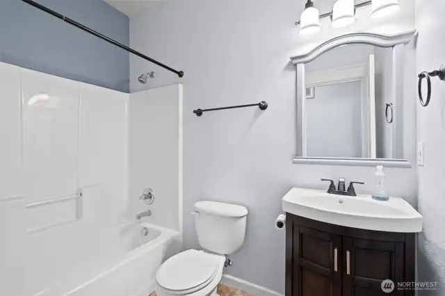 Full bathroom, main