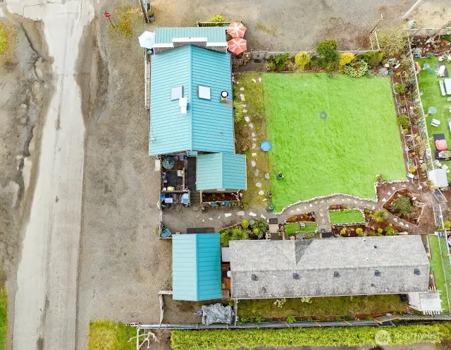 Beautifully landscaped, with an artificial turf lawn, no mowing.