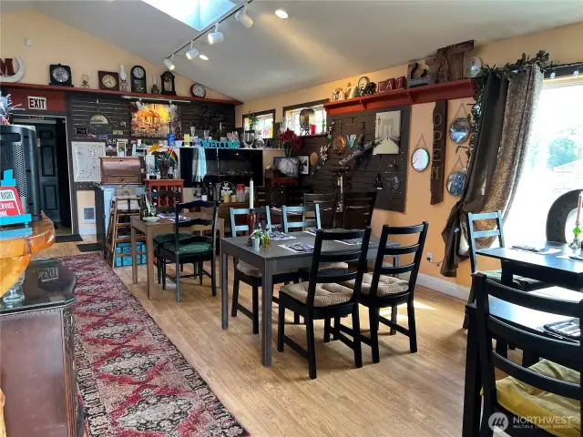 Dines up to 22 guests.