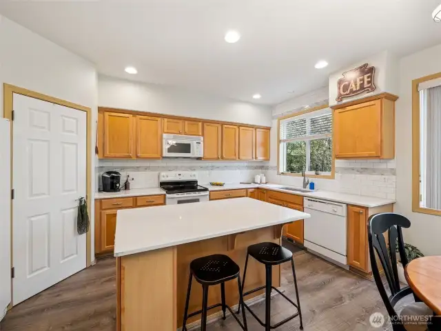 Neutral colors let you add your own touch! Slab granite counters, solid wood cabinets, newer LVP flooring, great lighting + pantry and breakfast bar -- this kitchen has all you need!