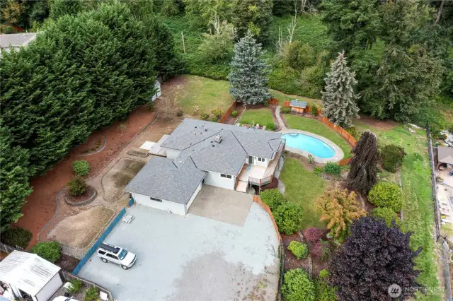 An amazing overview of all the lush landscape! The roof was new in 2017 and a 5 year moss treatment was done in 2024, so your maintenance is low & you can just relax & play!