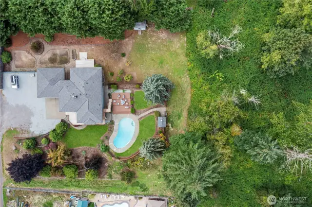If privacy & tranquility is what you need, you've found your oasis. There is a front & back sprinkler system *Sellers are uncertain of current working condition