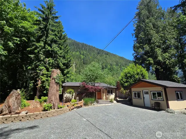 Large driveway with ample parking.