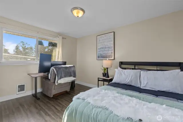 Primary w/ walk-in closet