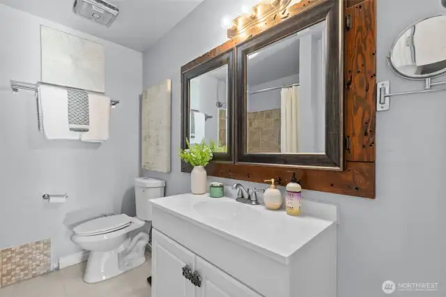 Top floor full bathroom