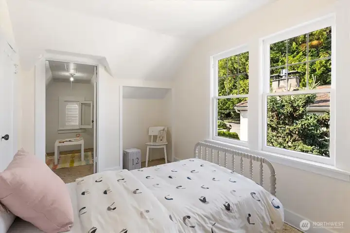 Little alcove area in second bedroom.
