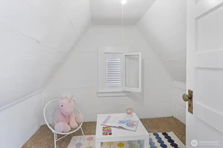 Fun little alcove in bedroom could be fun play area or walk-in closet