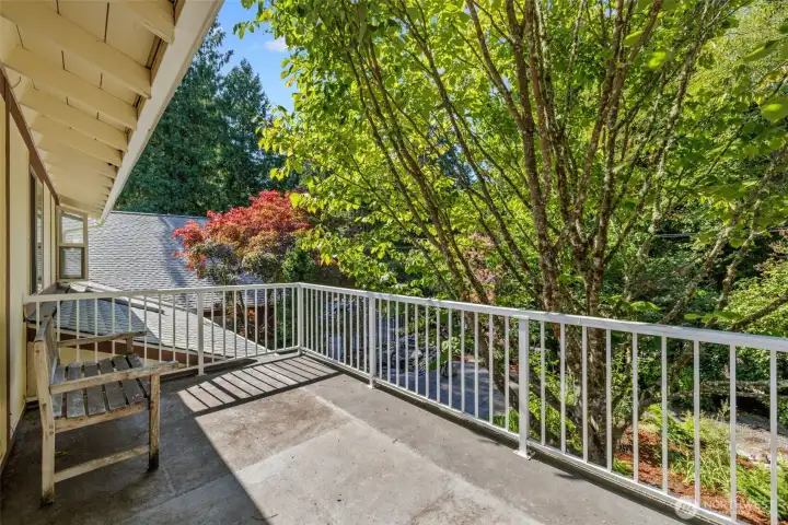 Large Enjoy Nature and Entertain with Ease on the Large Upper Deck