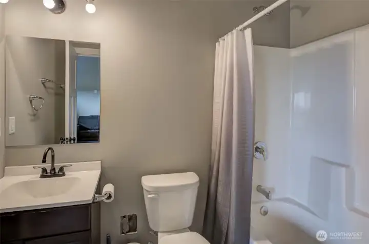 Full bathroom off Recreation area