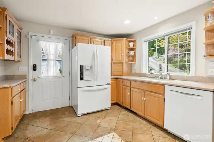 Entrance to the kitchen.