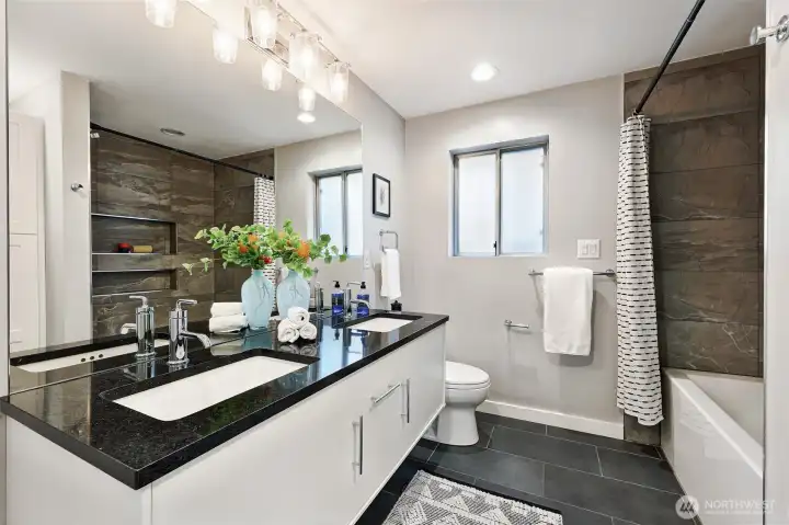 Main floor full bathroom