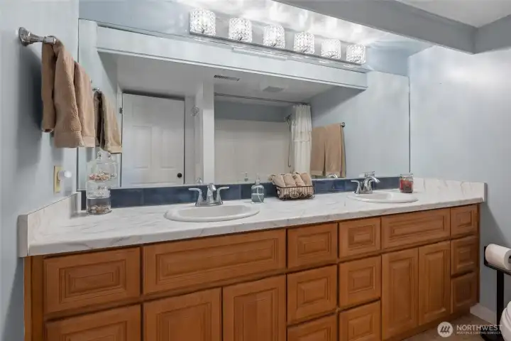 Guest full bathroom.