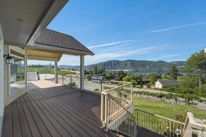Enjoy morning coffee, family dinners, and holiday gatherings surrounded by Lake Chelan scenery. Enjoy morning coffee, family dinners, and holiday gatherings surrounded by Lake Chelan scenery.