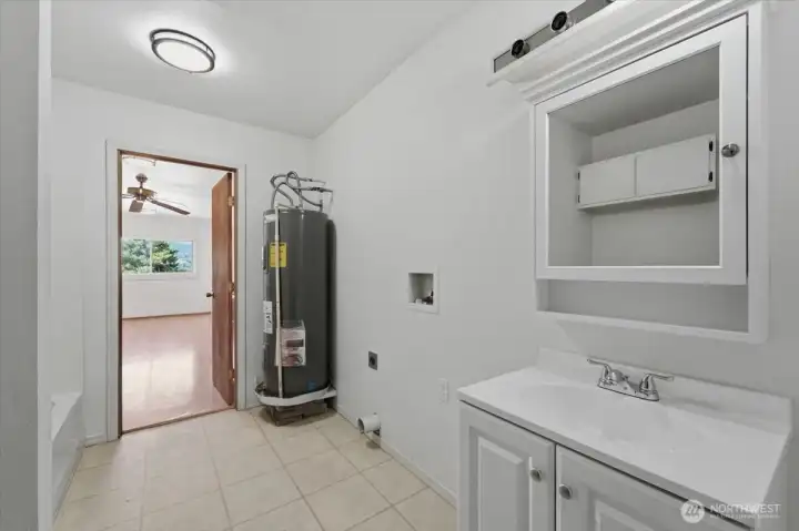 Bathroom, Washer Dryer hook up. Bathroom, Washer Dryer hook up.