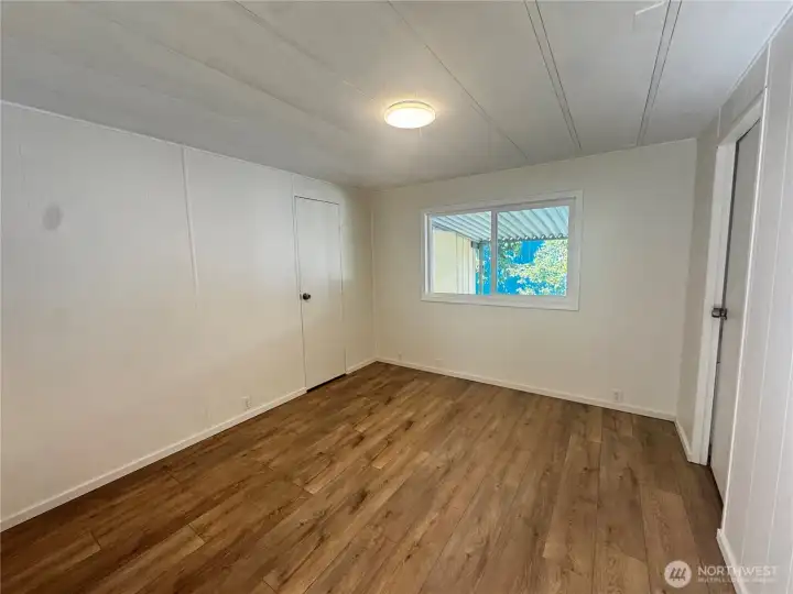 Secondary bathroom with bathroom access. Secondary bathroom with bathroom access.