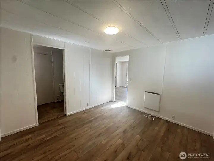 Secondary bathroom with bathroom access. Secondary bathroom with bathroom access.