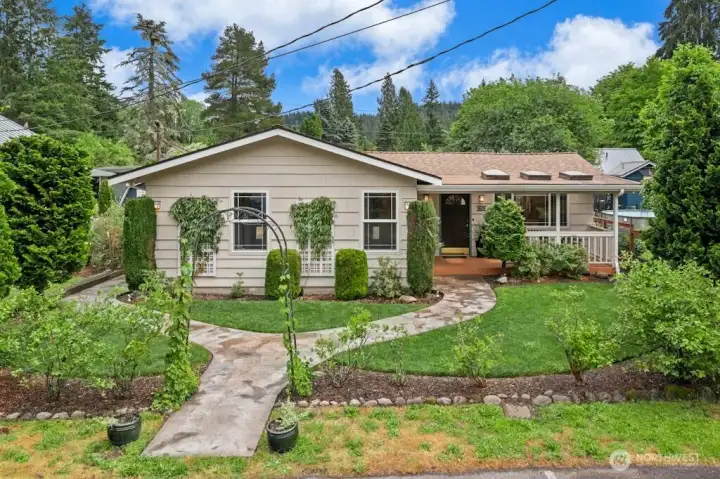 Beautifully maintained yard and home on dead end street!