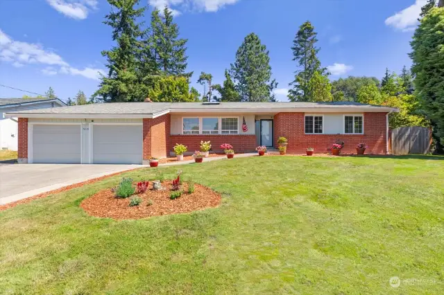 Welcome home to this meticulously maintained rambler in the heart of Mukilteo