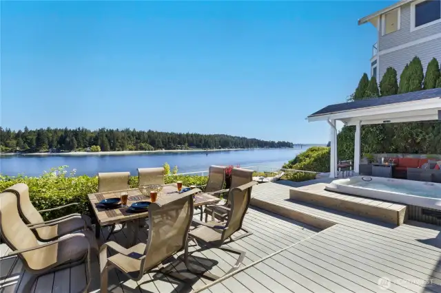 Outdoor dining on the deck