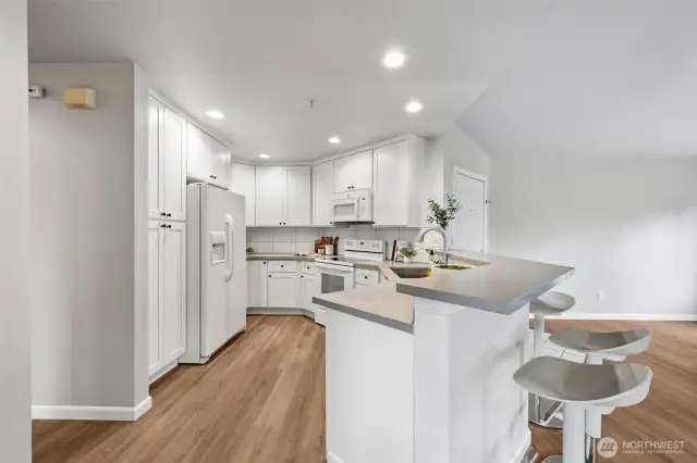 Perfect eat in kitchen with bar top