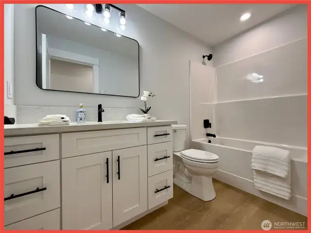 Full bathroom in the hallway for guests