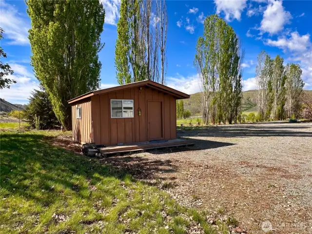 Crafts outbuilding with power, propane heat & wood stove