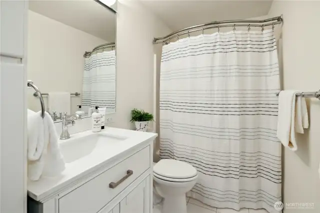 The full bathroom adjacent to the two secondary bedrooms.