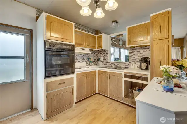 Cozy kitchen with access to side yard