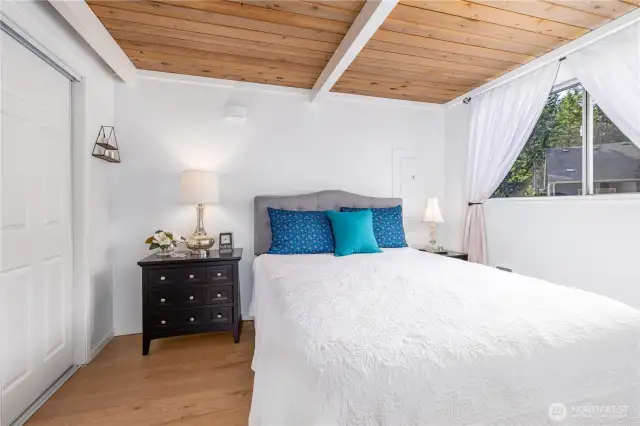 Bedroom w/ closet organizer