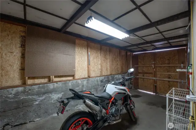 Extra Storage next to Garage Stall