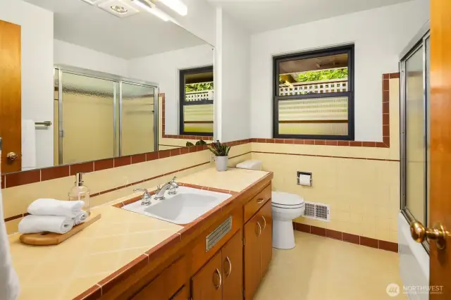 Main floor full bathroom
