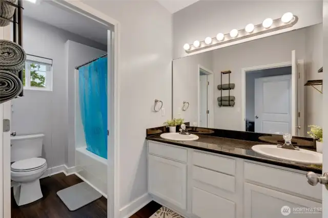 Primary bath, dual sinks