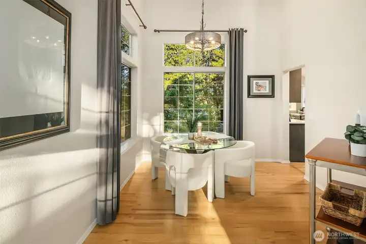 Oversize windows give such a peaceful vibe and all full of green views!